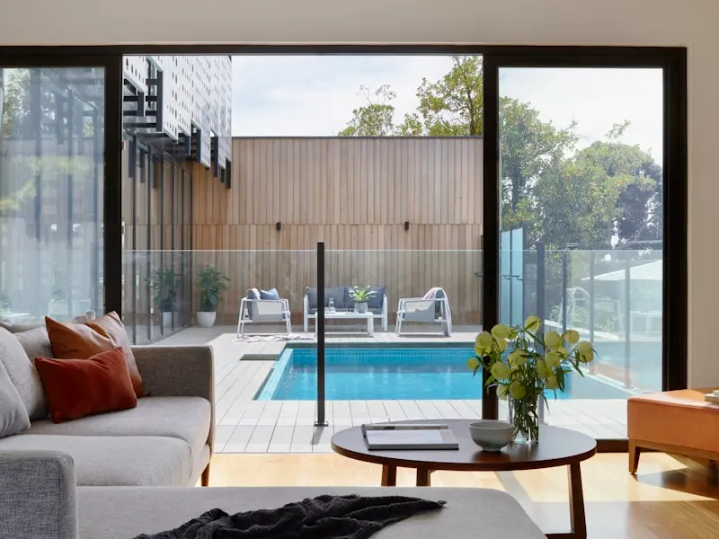 photo-1600566753151-384129cf4e3e