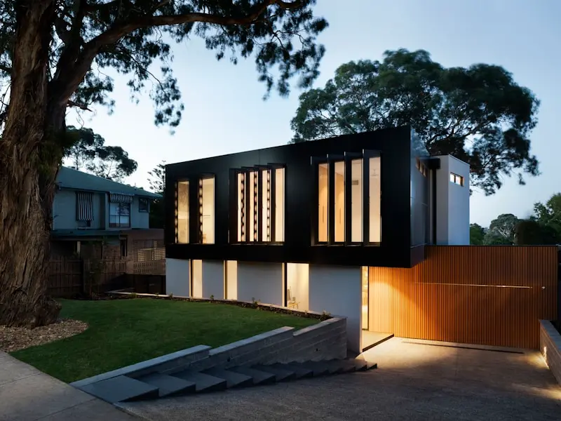 photo-1600585154363-67eb9e2e2099